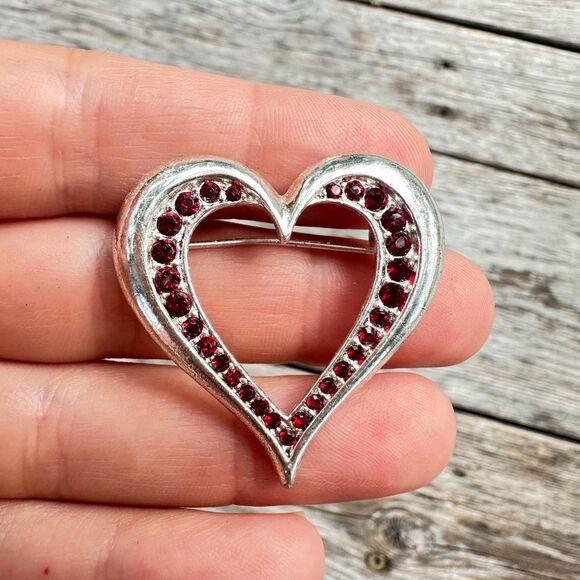 Vintage Silver Tone heart brooch with red rhinestones - Picture 1 of 2